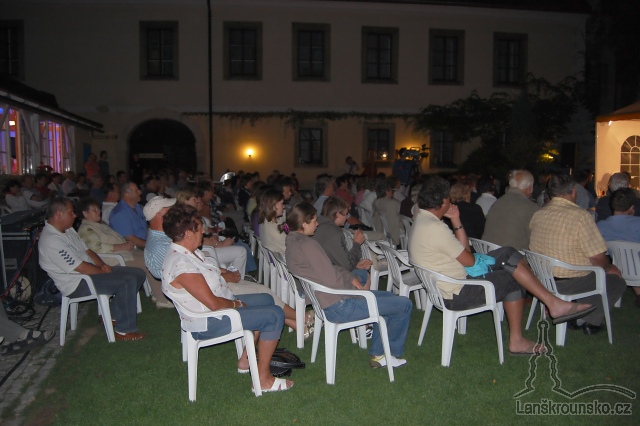 18-na farni zahrade bylo opet plno.jpg